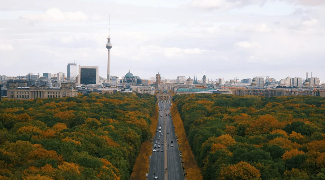Betreuungskraft und Senior bei Freizeitaktivitäten und Spaziergängen in Berlin