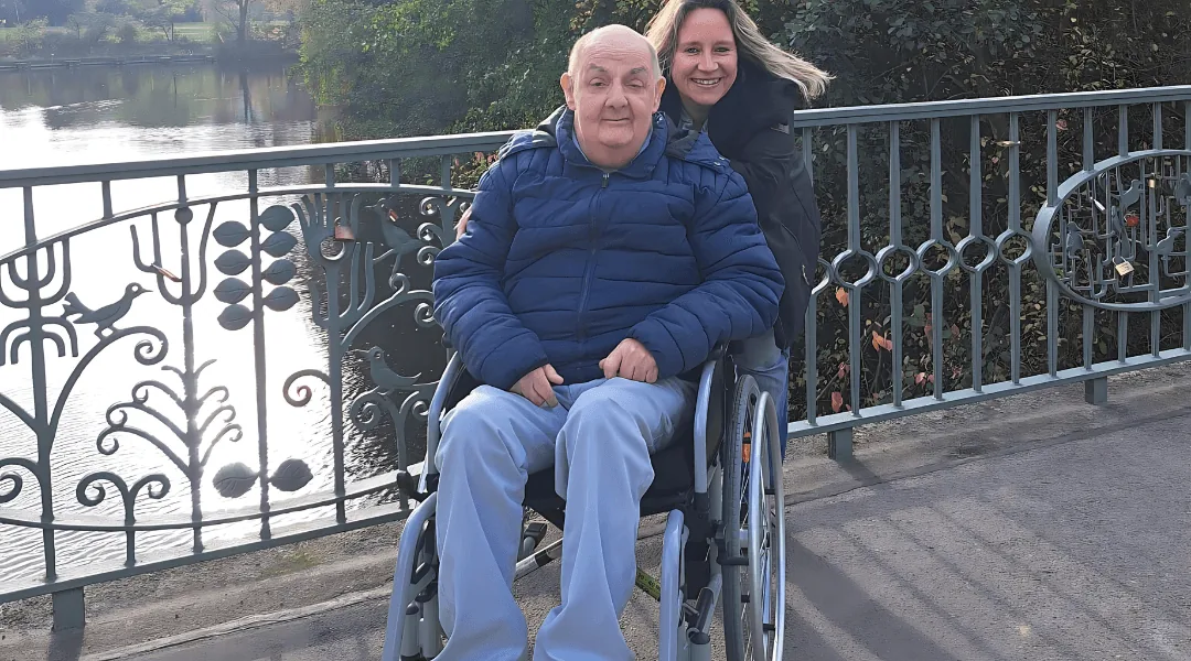 Pflegekraft und Senior bei sozialen Aktivitäten und Spaziergängen