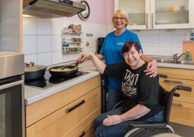 Gemeinsames Kochen in der Senioren-WG Berlin