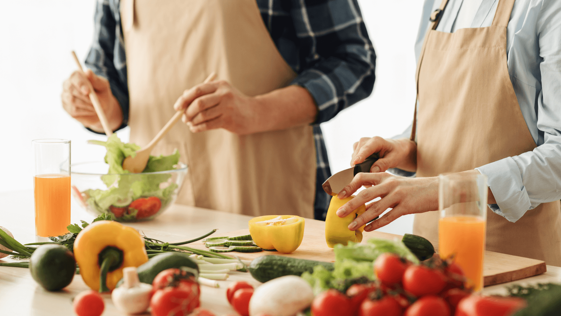 Zwei Personen bereiten gemeinsam eine Mahlzeit zu.